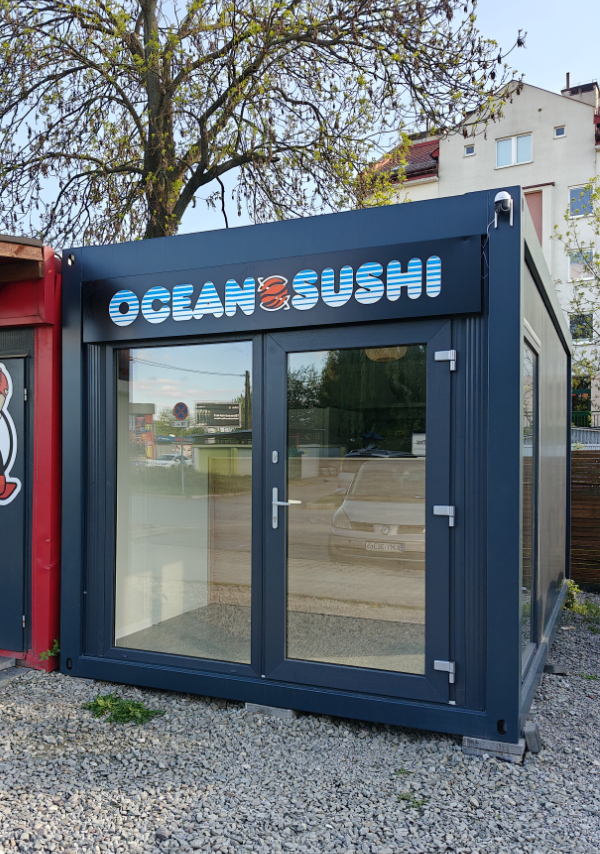 Ocean Sushi – kontener gastronomiczny pod sushi bar w Krakowie (widok zewnętrzny)
